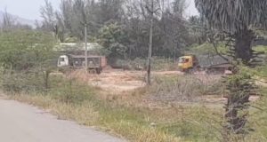 சமயநல்லூர் அருகே, வயலூர் கண்மாயில் அளவுக்கு அதிகமாக மண் எடுப்பதாக விவசாயிகள், சமூக ஆர்வலர்கள் குற்றச்சாட்டு…