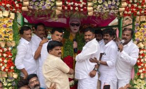 அதிமுகவில் புதிதாக நியமிக்கப்பட்ட கிருஷ்ணகிரி மேற்கு மாவட்ட செயலாளருக்கு ஓசூரில் உற்சாக வரவேற்பு, எம்ஜிஆர் சிலைக்கு மாலை அணிவித்து மரியாதை…
