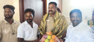 குடியாத்தம் டிஎஸ்பி சுரேஷ் அவர்களுக்கு, தமிழக வெற்றி கழகம் கட்சியினர் சால்வை அணிவித்து வாழ்த்து தெரிவித்தனர்…