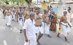 மதுரை சிட்டம்பட்டி ஸ்ரீதேவி அம்மன் – மதுரை வீரன் கோவில் கனி மாற்று திருவிழா – மேலாடை இன்றி பழக் கூடைகளை சுமந்தபடி காலணியின்றி 16 கிலோ மீட்டர் பாதயாத்திரையாக சென்ற ஆண் பக்தர்களை அழைத்து சென்ற பெண் சாமியாடி…