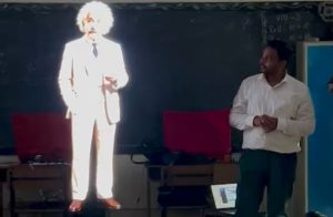 “அவனியாபுரம் அரசு பள்ளியில் 3D-யில் தோன்றிய ஐன்ஸ்டீன், மாணவர்களை ஆச்சரியத்தில் ஆழ்த்திய ஹாலோகிராம் தொழில்நுட்பம்!”