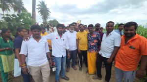 கிருஷ்ணகிரி அருகே, கிராமத்திற்கு செல்லும் பொதுப் பாதையை அடைத்த நபர்கள், காவல் துறையினர் நடவடிக்கை…