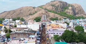 ஆடி பௌர்ணமி, திருப்பரங்குன்றம் முருகன் கோவிலில் பக்தர்கள் திரளாக கிரிவலம் – ஒரு மணி நேரத்திற்கும் மேலாக காத்திருந்து சாமி தரிசனம்…