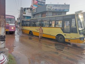 நாகர்கோயில், கோட்டார் நாராயண குரு மண்டபம் அருகே,  குடிநீர் குழாய் உடைந்து காலையில் வெள்ளம் போல் தண்ணீர் ஓடுவதால் மக்கள் அவதி…