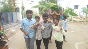 மதுரை பெரியார் நகர் பகுதியில், அங்கே உள்ள பள்ளியில் படிக்கும் சிறுவர்கள், சிறிய விநாயகர் அளவிலான சிலையை தேர் வடிவில் வடிவமைத்து வீதி உலா வந்தனர்…