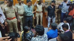 மதுரை ஆணையூர் மாணவன் தமிழ்ச்செல்வன் மர்ம மரணம் – CBCID விசாரணை கோரி, மாவட்ட ஆட்சியர் அலுவலகம் முற்றுகை – போலீசாருடன் தள்ளுமுள்ளுவால் பரபரப்பு…