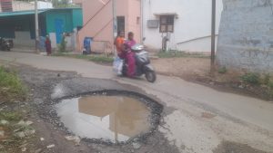 சோழவந்தான் பகுதியில் சாலையில் ஏற்பட்டுள்ள ஆளை விழுங்கும், பள்ளங்களால் பெரும் விபத்து ஏற்படும் அபாயம், முன்னெச்சரிக்கை நடவடிக்கை எடுக்க கோரிக்கை…