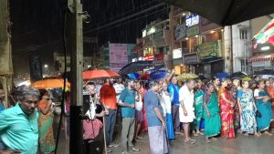 திருப்பரங்குன்றம் கோடங்கி தோப்பு தெருவில் வசிக்கும் 150 குடும்பங்களை சேர்ந்த 200க்கும் மேற்பட்டோர் பட்டா வழங்காக்கோரி தமிழக அரசை கண்டித்து கொட்டும் மழையில் கண்டன ஆர்ப்பாட்டம்…