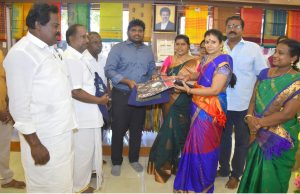 சிவகங்கை கோ-ஆப்டெக்ஸ் நிறுவனத்தின், சிறப்பு தள்ளுபடி விற்பனையினையை மாவட்ட ஆட்சித்தலைவர் ப.ஆகாஷ், அவர்கள், குத்து விளக்கேற்றி,  துவக்கி வைத்தார்…