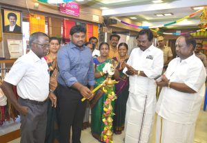 நெசவாளர்களின் பொருளாதார முன்னேற்றத்திற்கு உதவிடும் வகையில் நடப்பாண்டில் விற்பனை அதிக இலக்கு எய்திட பொதுமக்களுக்கு ராமநாதபுரம் மாவட்ட ஆட்சித்தலைவர் மா.சிவகுரு பிரபாகரன் வேண்டுகோள்…