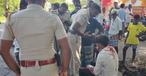 அலங்காநல்லூர் அருகே, கல்லூரி மாணவனை வழிமறித்து அரிவாள்வெட்டு ரத்த காயங்களுடன் உயிருக்கு போராடிய மாணவன், ரத்த காயத்துடன் ஓட்டம் பிடித்து கிராம மக்களிடம் தஞ்சம் புகுந்த கல்லூரி மாணவரால் பரபரப்பு…