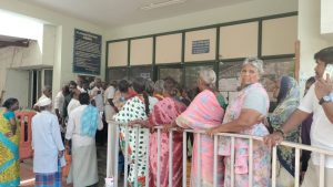 திருமங்கலத்தில், 100க்கும் மேற்பட்ட மூதாட்டிகள் வட்டாட்சியர் அலுவலகத்தை முற்றுகை ; முதியோர் உதவித்தொகை, விதவைத் தொகை, ஊனமுற்றோருக்கான உதவித்தொகை திடீர் நிறுத்தத்தால் மக்கள் அதிர்ச்சி …