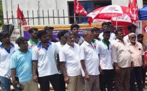 சோழவரம் பகுதியில் செயல்பட்டு வரும் பிரபல ‘நபாட்டி’ (Nabati) நிறுவனத்தில், நிரந்தர பணி செய்யும் ஊழியர்கள் சம்பள உயர்வு கேட்டு போராட்டம்…