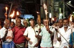 ராஜபாளையம் அருகே ,  புனல்வேலியில் இலவச சேலை உற்பத்தி செய்யும் பெடல் தறி நெசவாளர்கள் கோரிக்கைகளை வலியுறுத்தி தீப்பந்தம் ஏந்தி போராட்டத்தில் ஈடுபட்டனர்…