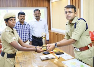 சிவகங்கை மாவட்ட காவல் கண்காணிப்பாளர், தேனியில் நடைபெற்ற 30-வது மாநில அளவிலான தமிழ்நாடு ஊர்காவல் படையினருக்கான தொழில்முறை மற்றும் விளையாட்டுப் போட்டிகளில், பதக்கம் வென்ற பெண் காவலர் காளீஸ்வரிக்கு பாராட்டு…