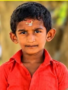 மேலூர் அருகே வீட்டின் அருகே விளையாடிக் கொண்டிருந்த 7 வயது சிறுவன் மாயமான நிலையில், பாழடைந்த ஒரு வீட்டில் சடலமாக கண்டெடுப்பு…