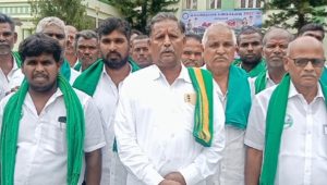 கிருஷ்ணகிரி வனத்துறையினர் காட்டுப்பன்றிகளை கூண்டு வைத்து பிடிக்கும் முயற்சிக்கு தமிழக விவசாயிகள் சங்கத்தின் மாநில தலைவர் இராமகவுண்டர் பாராட்டு…