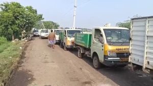 மதுரை வெள்ளக்கல் குப்பை கிடங்கு பாதையில் , குப்பைகளை கொட்டும் லாரிகள் சிறைபிடிப்பு – பொதுமக்கள் சாலை மறியலால் பரபரப்பு…