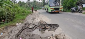 சோழவந்தான் அருகே, தச்சம்பத்து கிராமத்தில் மழை காரணமாக சாலையின் நடுவே ஏற்பட்ட திடீர் பள்ளத்தால், வாகன ஓட்டிகள் அடிக்கடி விபத்தில் சிக்கும் அபாயம்…