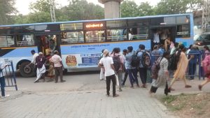 மதுரை தல்லாகுளம் அருகே அரசுப் பேருந்தின் ‘ஏர் சஸ்பென்ஷன்’ பலூன் திடீரென வெடித்து பழுது – பயணிகள் நூற்றுக்கும் மேற்பட்டோர் பேரதிர்ச்சி…