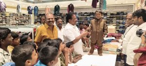 தீபாவளி பண்டிகையை முன்னிட்டு ஆதரவற்ற இல்லத்தைச் சேர்ந்த குழந்தைகளுக்கு புத்தாடைகள்! முன்னாள் எம்எல்ஏ தங்கபாண்டியன் வழங்கினார்…