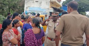திருப்பரங்குன்றம் அருகே அவனியாபுரம் சந்தோஷ் நகர்,   டி நகர் பகுதிகளில் சாலை உள்ளிட்ட அடிப்படை வசதிகள் கோரி பொதுமக்கள் திடீர் சாலை மறியல் – போக்குவரத்து பாதிப்பு…