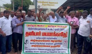 திருமங்கலம் நகரில்பத்திரப்பதிவை தனியார்மயமாக்குவதை கண்டித்து பத்திர எழுத்தர்கள் ஆர்ப்பாட்டம் – 50 லட்சம் குடும்பங்கள் வாழ்வாதாரம் பாதிக்கப்படும் என குற்றச்சாட்டு…