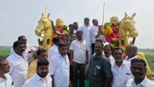 திருமங்கலத்தில் த வெ க மூன்று அணிகளாக பிளவு – மாமன்னர் மருது சகோதரர் சிலைக்கு தனித்தனியாக பிரிந்து வந்து  மாலை அணிவித்து மரியாதை…
