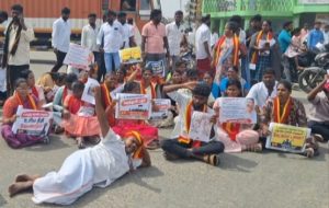 உத்திரமேரூர் சட்டமன்ற தொகுதி தமிழக வெற்றி கழகம் நிர்வாகிகள் நியமனத்துக்கு எதிர்ப்பு ; நீண்ட கால கட்சி பணியாளர்கள் சாலை மறியல், அரை மணி நேரம் போக்குவரத்து பாதிப்பு…